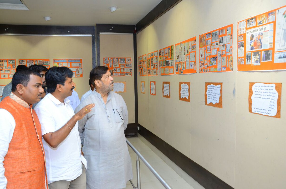 MPGirishBapat's tweet photo. मा. नरेंद्र मोदी यांच्या पंतप्रधान पदाच्या चतुर्थ वर्षपूर्ती निमित्त महाष्ट्रातील नामांकित मराठी वृत्तपत्रातील छायाचित्र व माहिती 'प्रचारक ते पंतप्रधान' या प्रदर्शनाचे आयोजन आज बालगंधर्व येथे करण्यात आले होते. येथे आज भेट दिली. https://t.co/35FtdKBKyW