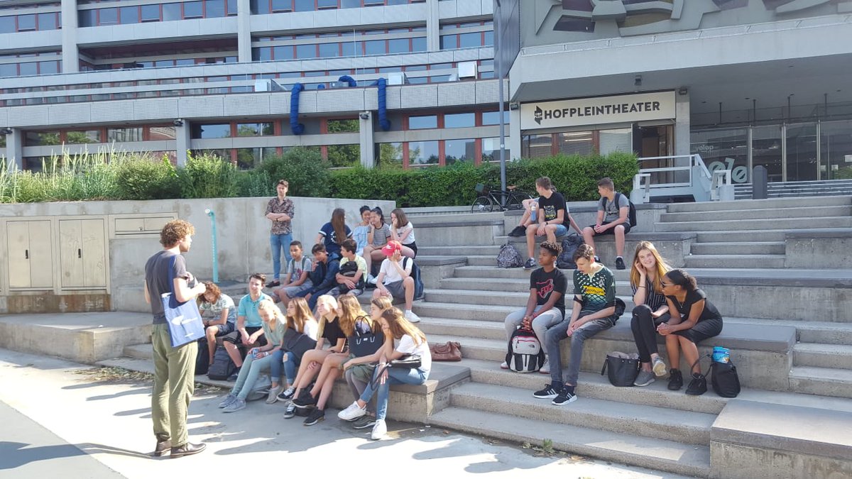 hhsenk's tweet image. "We richten de stad in als spons." Vwo2-leerlingen @EmmausRotterdam ontdekken tijdens #geoweek excursie in @rotterdam hoe we het water bij hevige regenval vasthouden om de #riolering te ontlasten. #waterberging #groen @Geo_Week