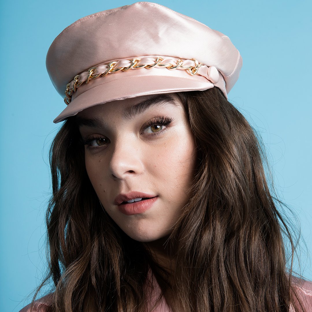 BBCR1's tweet photo. We ‘bout to go up baby 🆙 we go 🎤✨ 

📸 We caught @HaileeSteinfeld for some beautiful photos before she went on to wow the crowd at #BiggestWeekend 

Watch her full performance ➡️ https://t.co/nU1wakobD2 https://t.co/EBwf4ymrmm