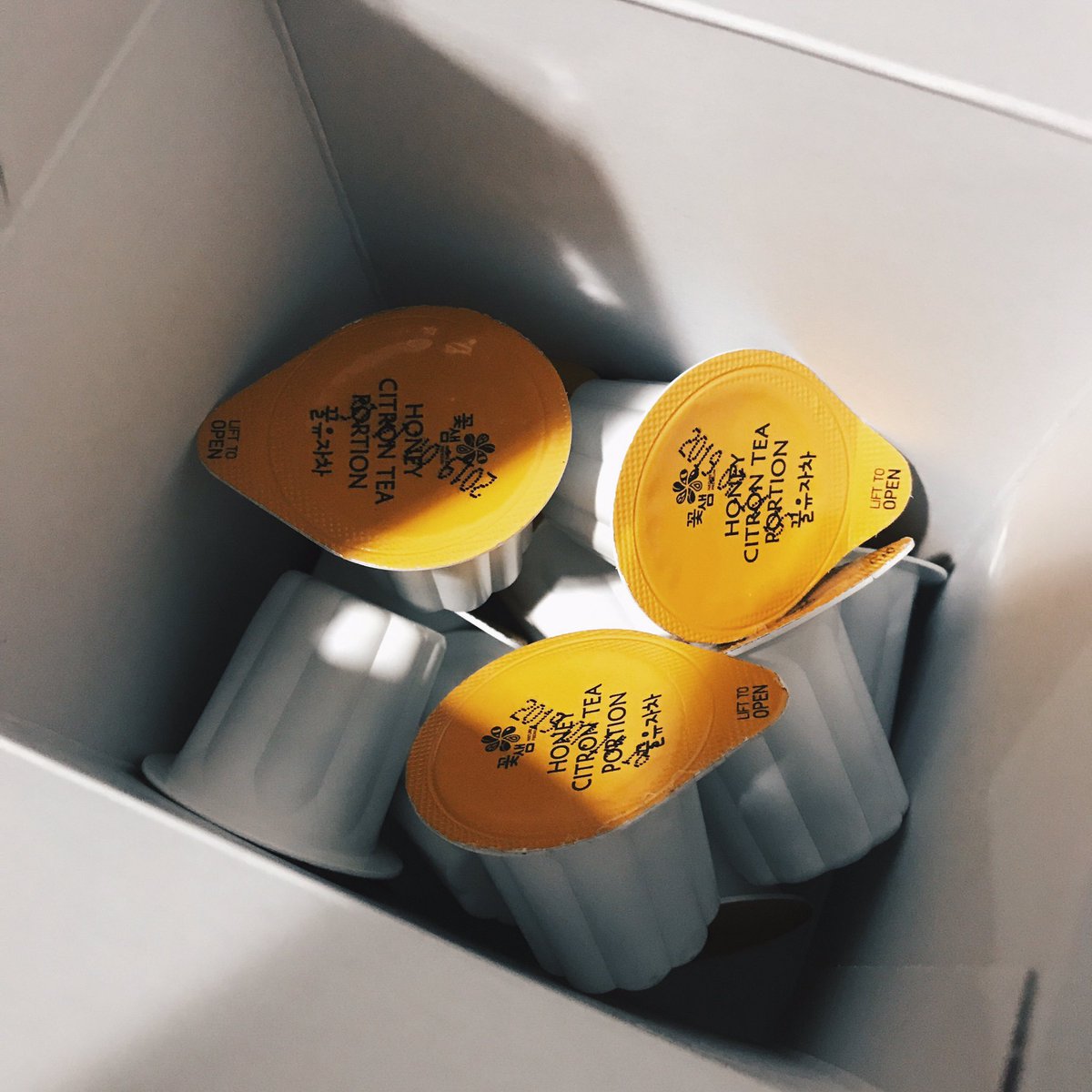 chanee_inlove's tweet photo. วันนี้ขอแนะนำ Honey Citron Tea ของฝากจากเกาหลี 😛อร่อยมาก เอาไปละลายน้ำร้อน จะกินร้อน กินเย็นก็ได้ สดชื่นมาก #รีวิวเกาหลี #yujacha #chaneeeat ใครได้ไปเที่ยวเกาหลี ซื้อสิ่งนี้มาฝากเพื่อนๆ รับรองไม่ผิดหวัง 😋😋 https://t.co/zlFrajjSsM