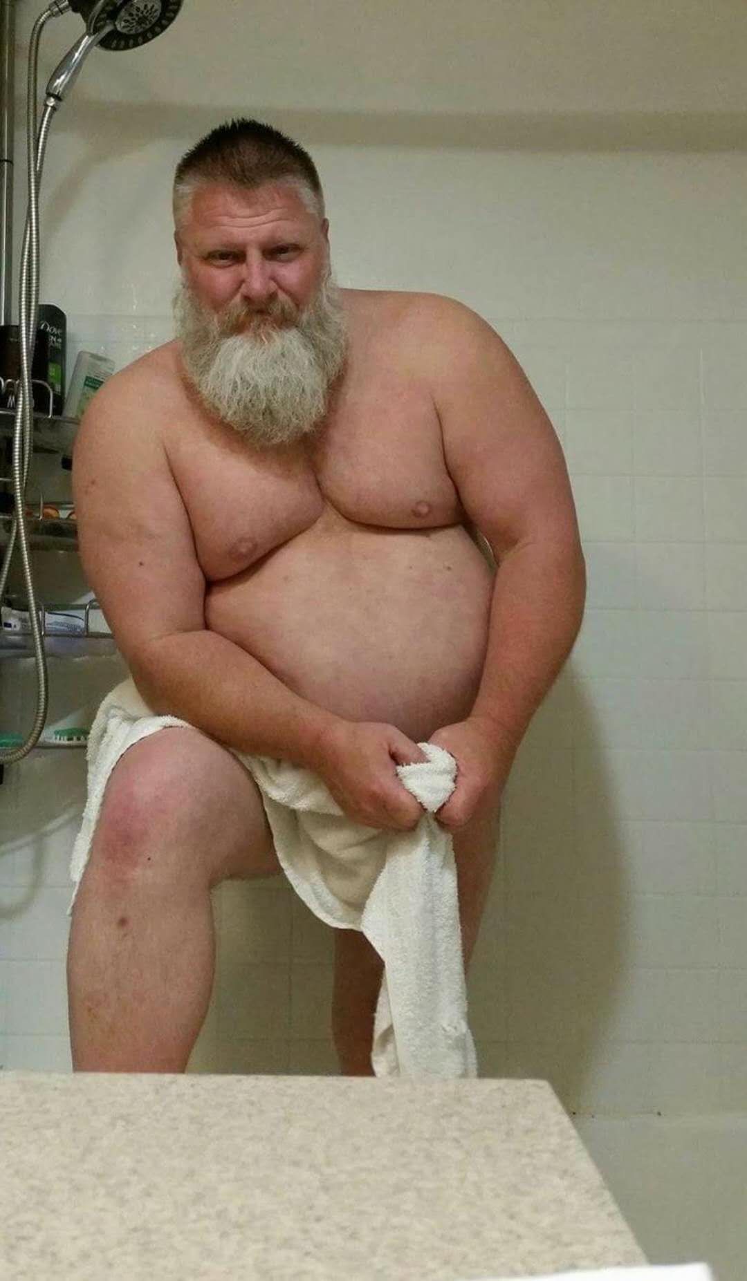 Голый жирный старый мужик
