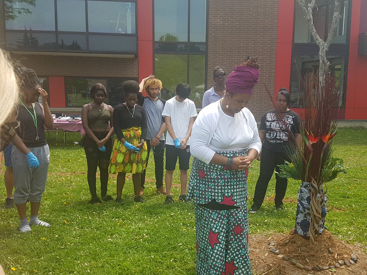 SFA_Community's tweet photo. Big shout out to @BlackstnLibrary on the launch of their YOF funded youth led program "Do the Knowledge"  the event was a success! #dtklaunch @TOHousing @ACSAtoronto @YouthToronto #ScarbTO https://t.co/ezFsaCwxSP