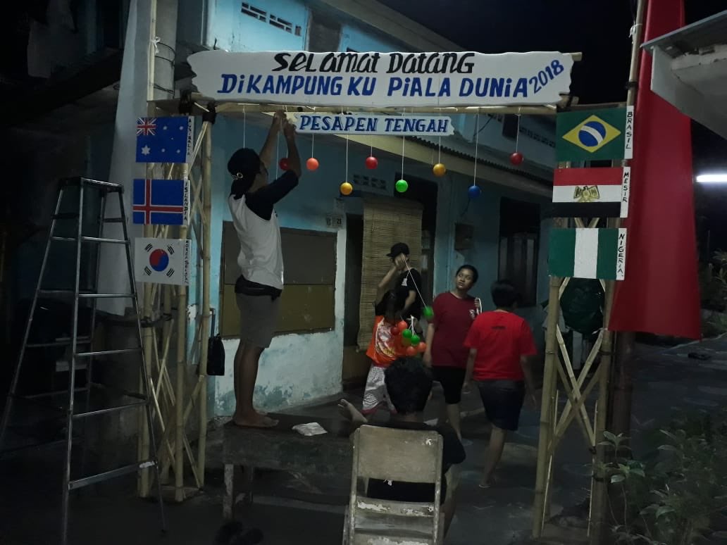 jumaino's tweet photo. Gotong Royong Warga Pesapen Tengah Surabaya Ikut Memeriahkan World Cup 2018 (Part lll)

#pialaduniatransmedia #kampungpialadunia 
#transtv 
#kampungpialaduniatranstv
#pesapentengah 
#worldcup2018 https://t.co/bSBnJL1TC0