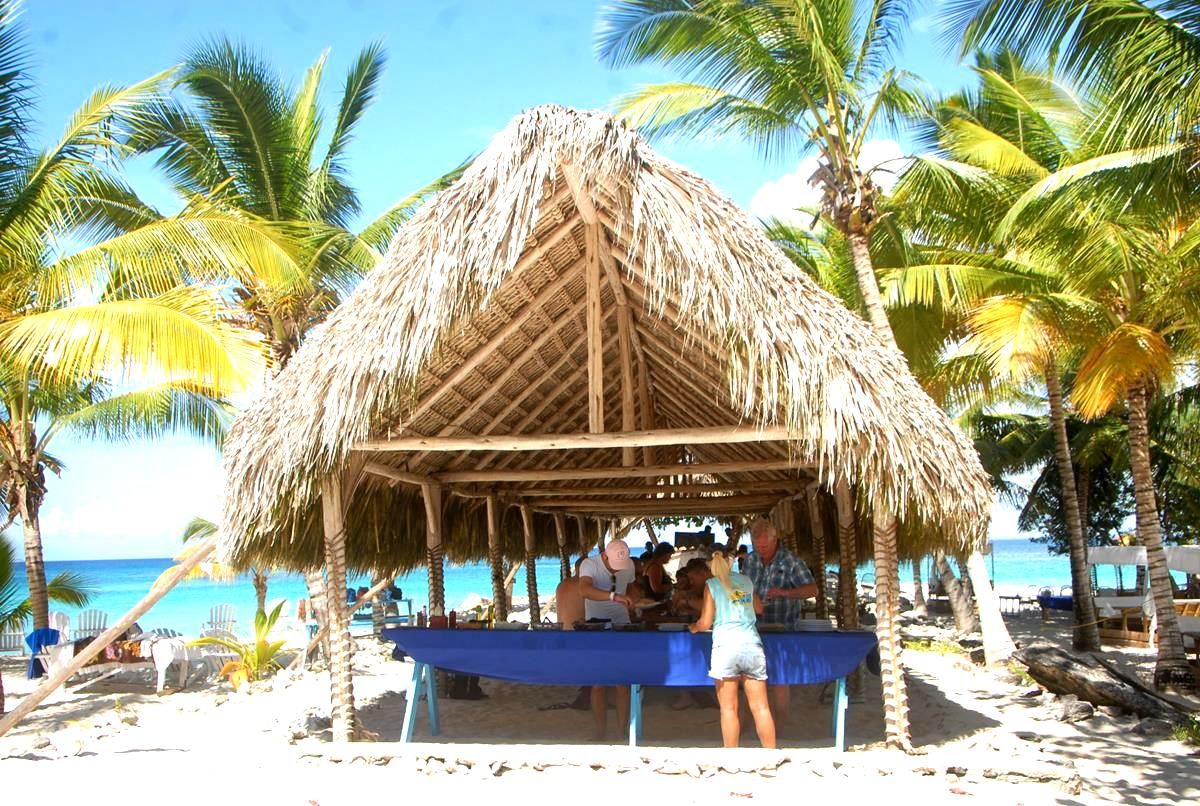 SeavisTours's tweet photo. Even during the meal we are away from the crowd!, , #saonaisland #SeavisTours #Bayahibe https://t.co/gSyDUuCXYT