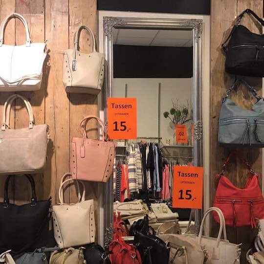 Nu in onze OUTLET tassen van 39,99 nu 15,-.
Bovendien is ALLES in onze outlet 50% korting. U vind onze outlet tussen DA drogist en de HEMA.