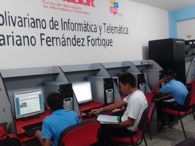 candidalvarez56's tweet photo. La muchachada de la ETINR Mariano Fernández Fortique realizan investigaciones sobre nuestros #SimbolosNaturales en el marco de la semana de "Honrar Nuestros Símbolos Patrios" .@NicolasMaduro @JauaMiranda @vane_prieto @MariAlepro @MaryoriMolina @yolimarmartine1 @Fundabit https://t.co/tNw3u2Y48C