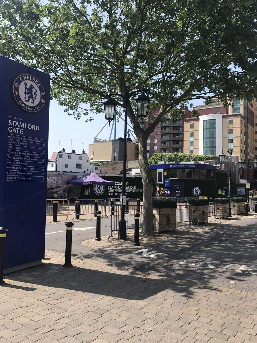 ZoeSymes's tweet photo. Instead of letting her sit in a nice pub garden I'm taking @clairehspencer to #HIITONTHEPITCH with @thebodycoach at #StamfordBridge 🙌🏻 #shemightkillme #fitness #workout #BankHolidayMonday #heatwave #sunshine #luckyshesupportschelsea https://t.co/C4QgcsnuTk