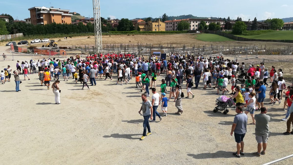 danieleruscigno's tweet photo. #Valsamoggia: posata la prima pietra della nuova scuola dell'infanzia di #CastellodiSerravalle. La scuola nascerà in un grande parco e avrà una superficie lorda di quasi 2mila mq. Le sezioni saranno 6, ciascuna in grado di ospitare fino a 28 bambini. Info: https://t.co/7wBaOiGvJ4 https://t.co/OV9NO3KY0Z