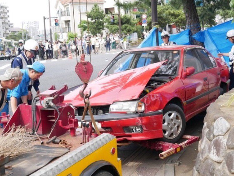 画像 茅ヶ崎の90歳女の運転する車の事故 今ほとんど見かけなくなったとても状態の良い初代日産プリメーラで赤 は色褪せしやすいのにキレイに保たれてて色々な意味で残念な事故 まとめダネ