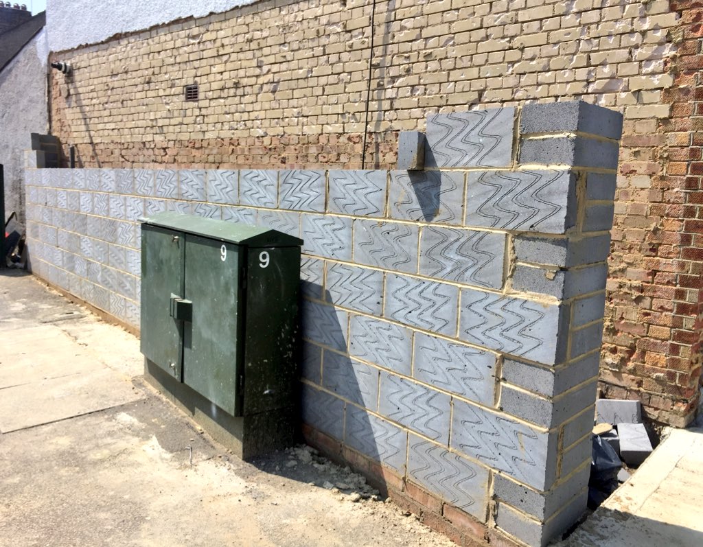 𝖸𝗈 𝖮𝗄𝖺𝖽𝖺 建設中のブロック塀 中に鉄筋が入っておらず後ろからレンガで支えてるだけなのが 地震のないロンドンならでは ロンドン散歩 T Co 25ypal0lr9 Twitter