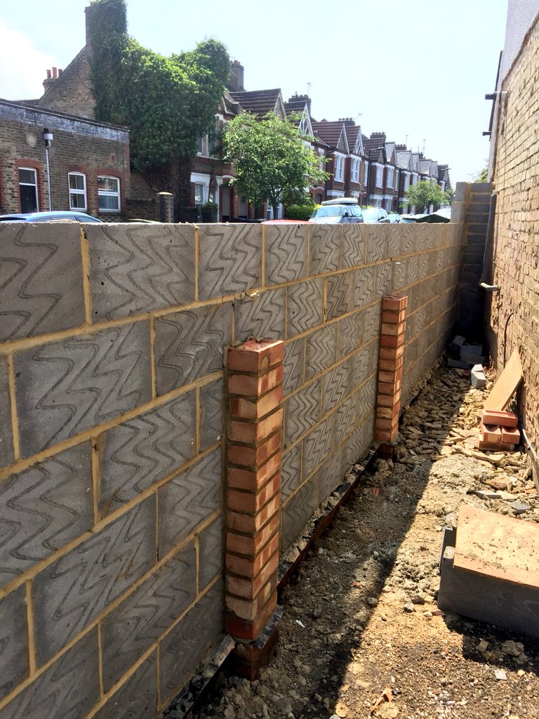 𝖸𝗈 𝖮𝗄𝖺𝖽𝖺 建設中のブロック塀 中に鉄筋が入っておらず後ろからレンガで支えてるだけなのが 地震のないロンドンならでは ロンドン散歩 T Co 25ypal0lr9 Twitter