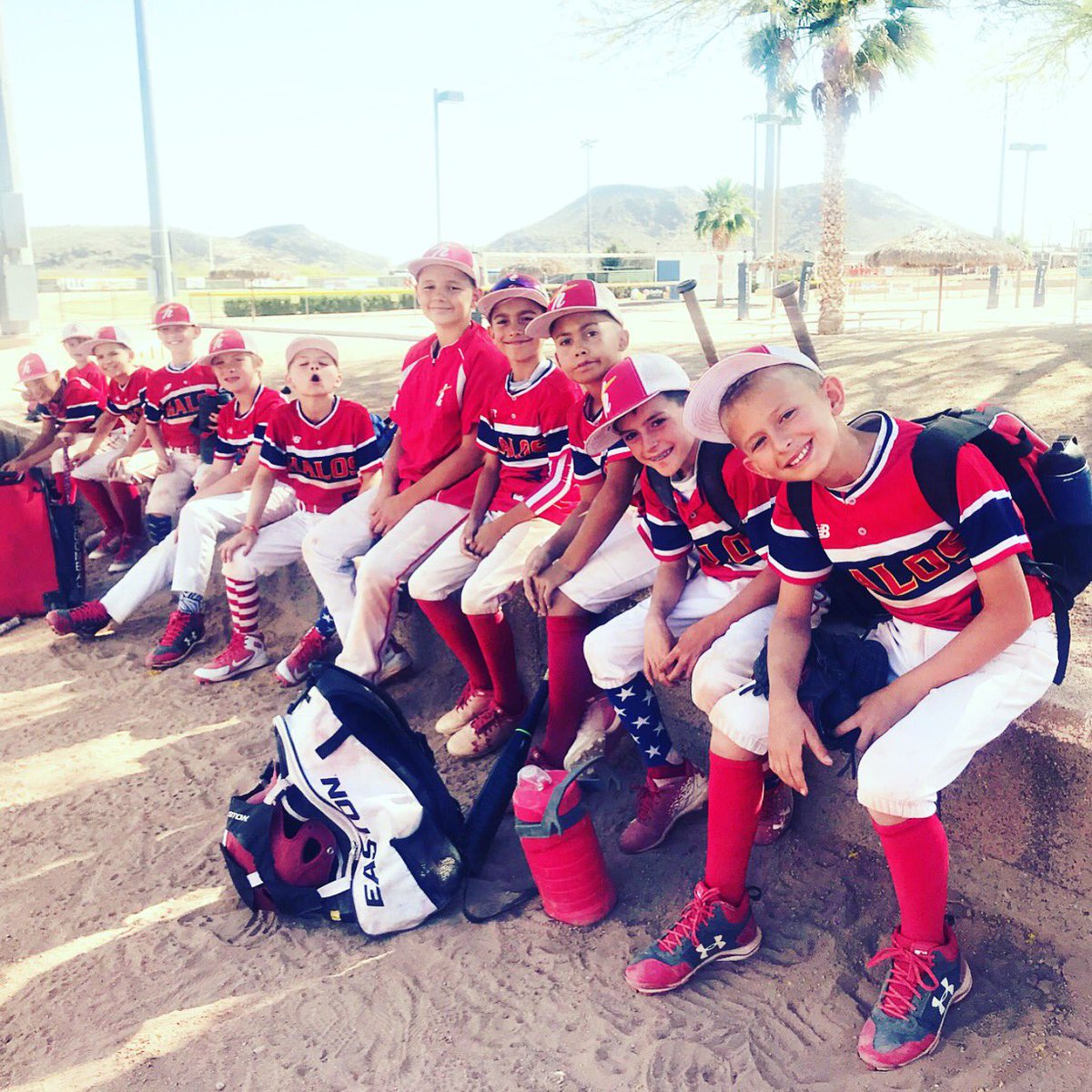 HalosBaseballAZ's tweet photo. Today we play in remembrance and to honor those brave men and women who have fought and continue to fight to make this country so great!! Baseball is just a game and we are so blessed to be able to compete today!! Let’s have some fun!! #MemorialDay #TheHalosWay 🇺🇸😇⚾️🇺🇸 https://t.co/GmXfOL0Qsp