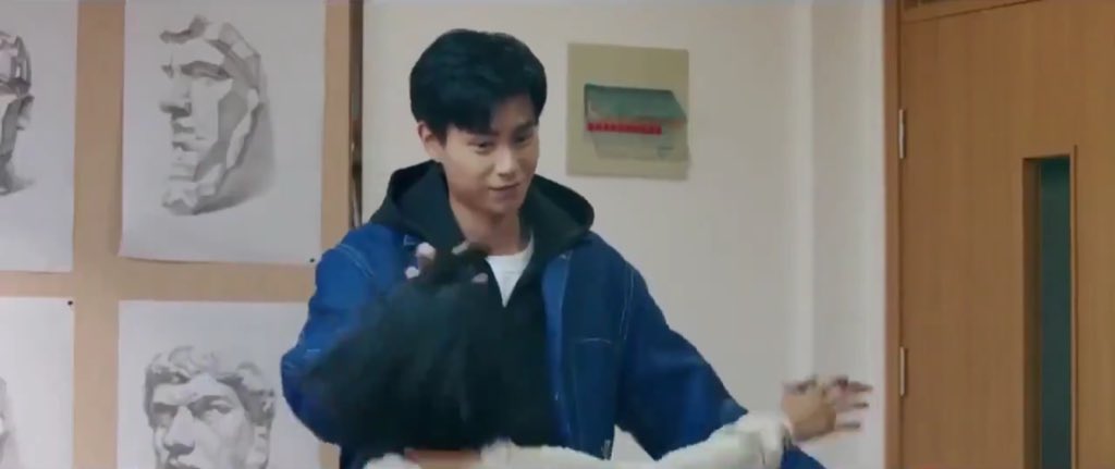 ALSBeautiful's tweet photo. Xiao Xi wants a hug from Jiang Chen but Jiang Chen stopped her because she has paint on her hands!

So cute! This is one of my favorite scenes ❤️
#ALoveSoBeautiful 
#ALSBFirstKiss https://t.co/95EKYPFo5Y