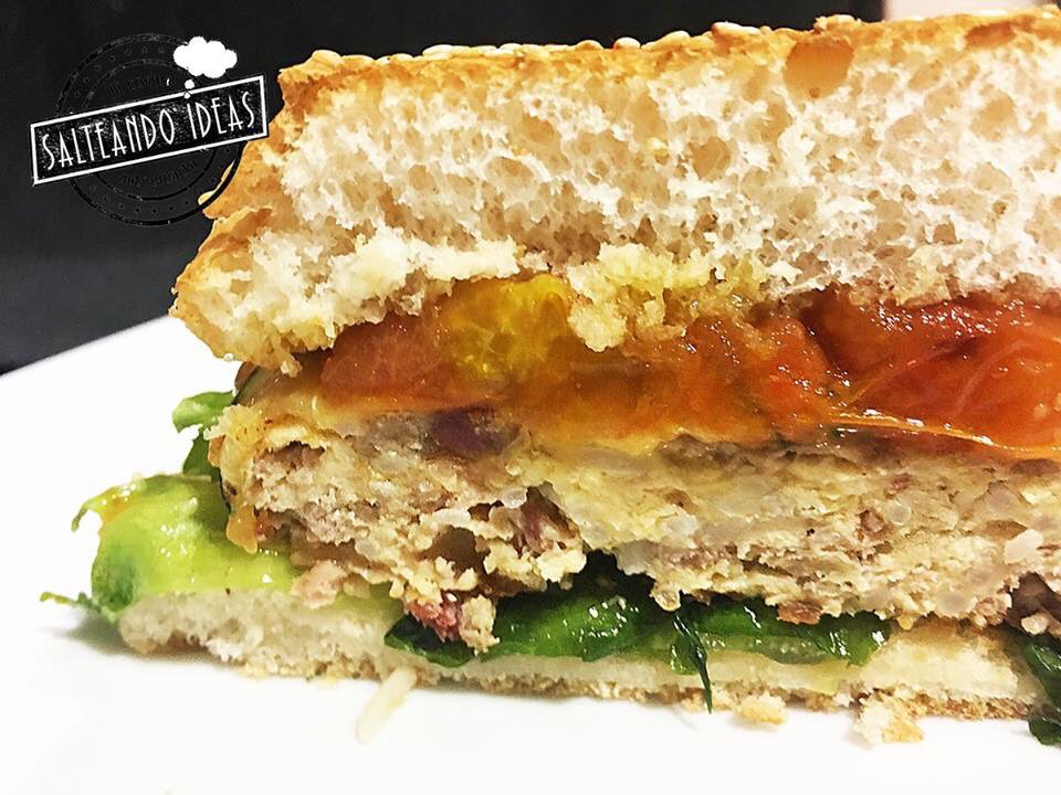 salteandoideas's tweet photo. HAMBURGUESA DE POLLO SORPRESA

Hoy día internacional de la hamburguesa!
La llamo receta sorpresa porque dentro de la misma hamburguesa lleva unos cuantos ingredientes que hacen que por ella misma ya tenga un gran sabor, no necsita mucho más

https://t.co/D7PKutjzkB https://t.co/KxpJBLZrsn