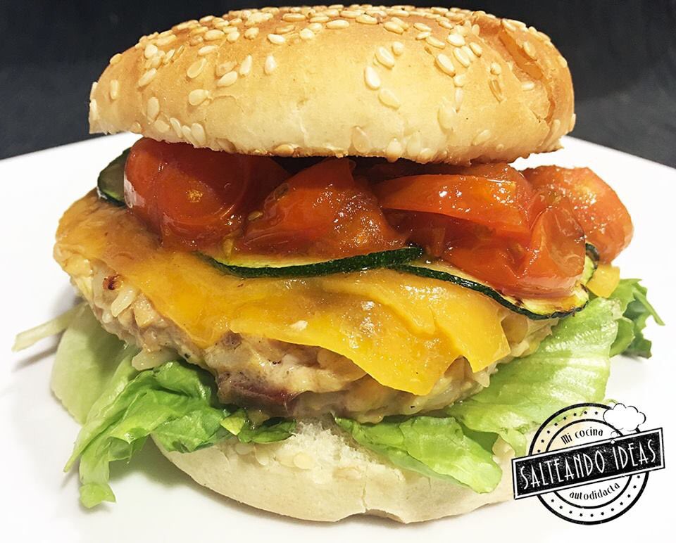 salteandoideas's tweet photo. HAMBURGUESA DE POLLO SORPRESA

Hoy día internacional de la hamburguesa!
La llamo receta sorpresa porque dentro de la misma hamburguesa lleva unos cuantos ingredientes que hacen que por ella misma ya tenga un gran sabor, no necsita mucho más

https://t.co/D7PKutjzkB https://t.co/KxpJBLZrsn