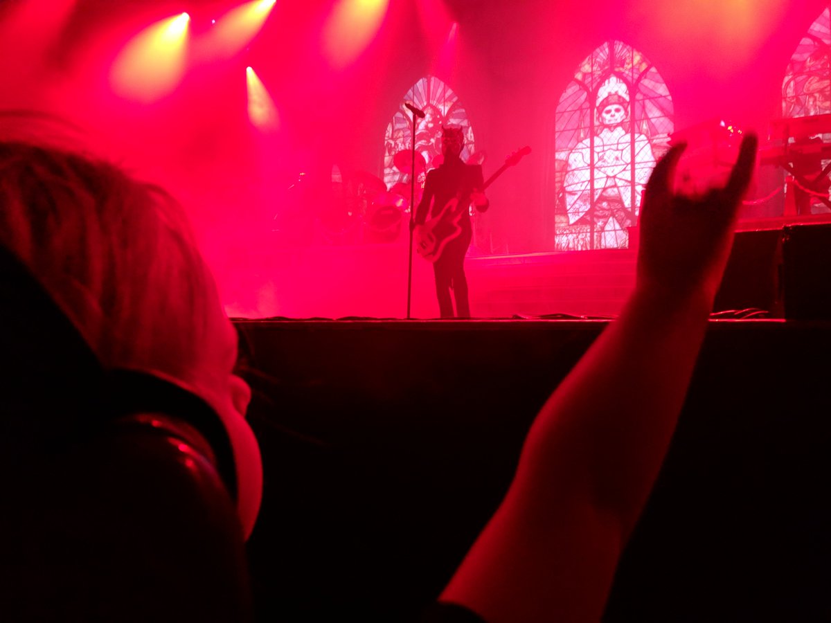 A few seconds later, her note she is holding in the photo was delivered to #CardinalCopia @thebandGHOST @SisterImperator #asheville #ghost #ghostbc #papaemeritus #frontrow #ifyouhaveghost #namelessghoul @frightrags #frightrags