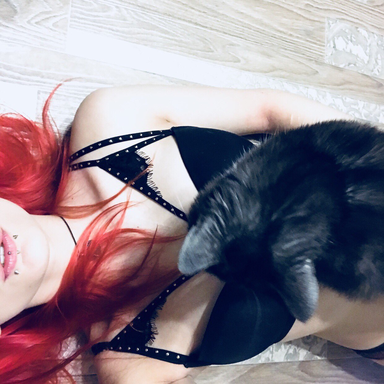 Lera & В АХУЕ Twitterissä: Это я лежу не на пляже с мужчиной мечты, а н...