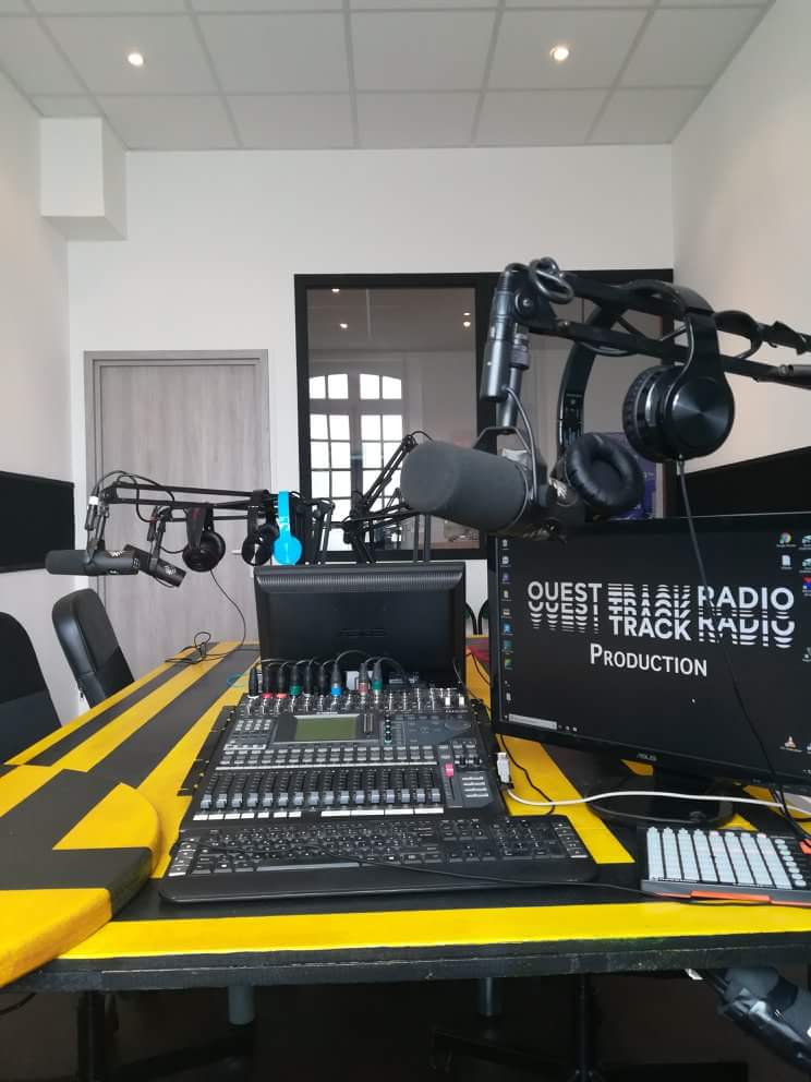À vos postes !
@ouest_track, la radio associative de l'agglo, est de retour sur 95.9 FM du 15 juin au 23 septembre 2018 ! 📻
