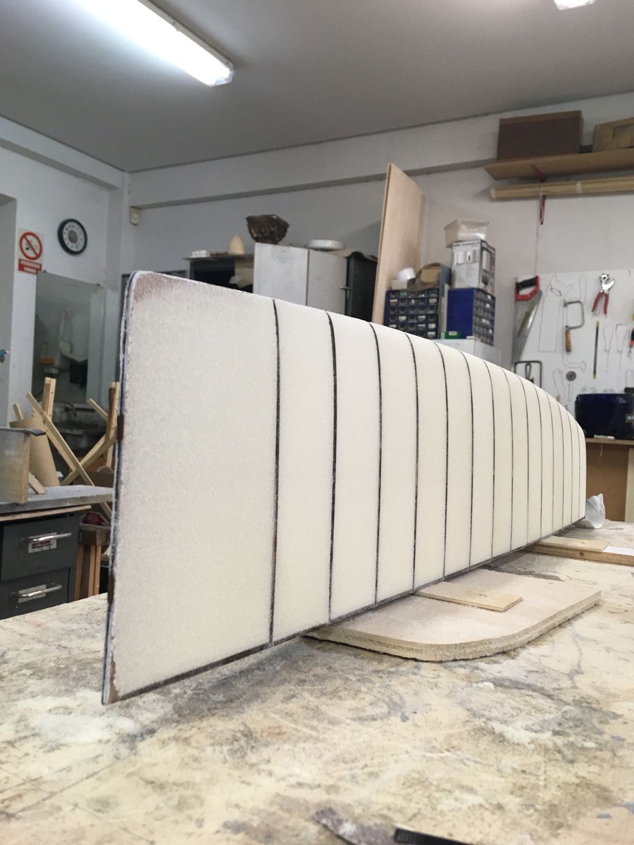SailingMadridHC's tweet photo. Este fin de semana nuestros modelos para el trimarán, ya con toda la espuma encajada y lijada, necesitaban una capa de resina y se la hemos dado. ¡Cada vez más cerca de tener nuestros moldes preparados! #Hydrocontest2018 #Hydrocontest #SailingMadridHC https://t.co/khVYJ80RuK