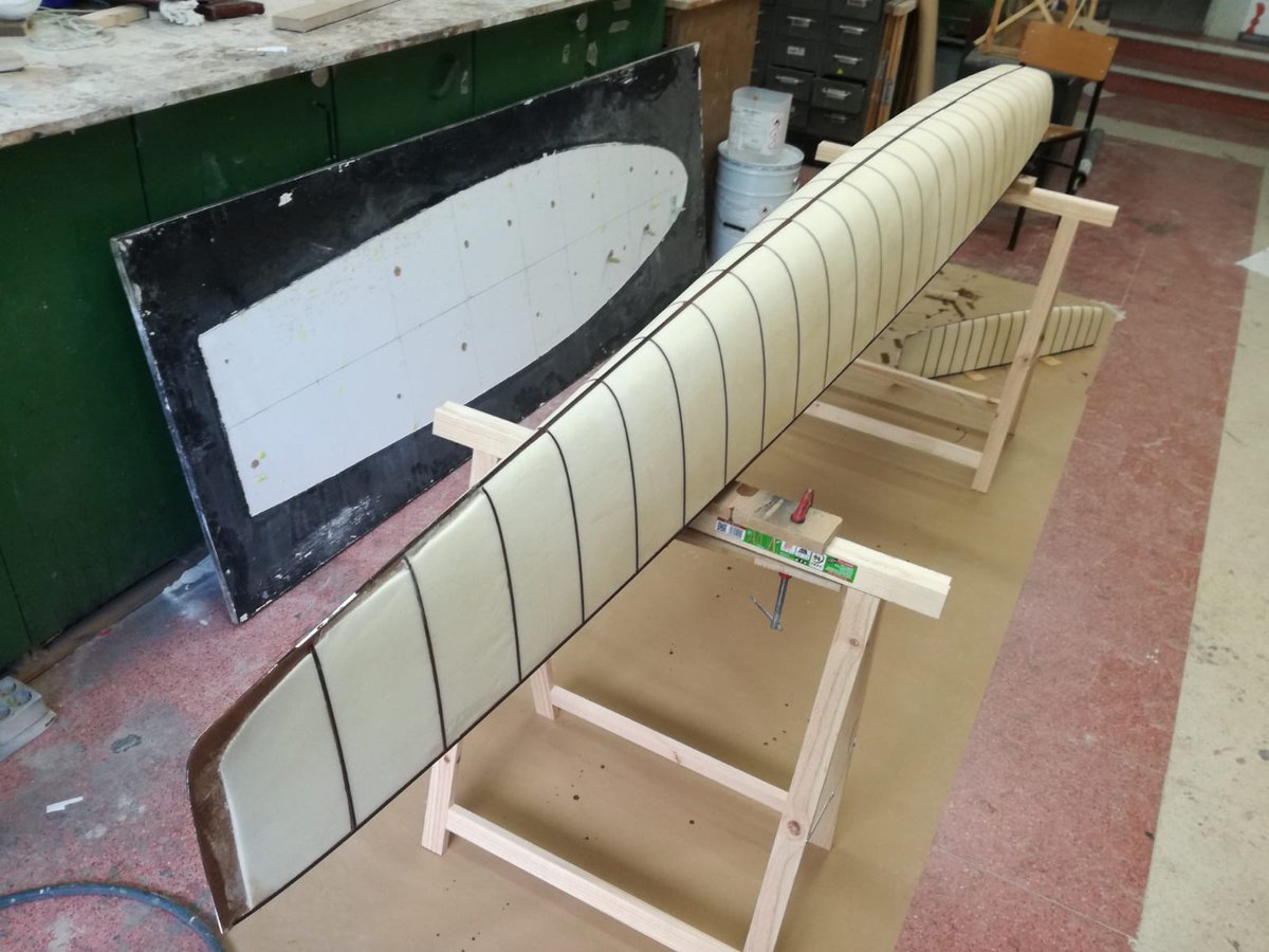 SailingMadridHC's tweet photo. Este fin de semana nuestros modelos para el trimarán, ya con toda la espuma encajada y lijada, necesitaban una capa de resina y se la hemos dado. ¡Cada vez más cerca de tener nuestros moldes preparados! #Hydrocontest2018 #Hydrocontest #SailingMadridHC https://t.co/khVYJ80RuK