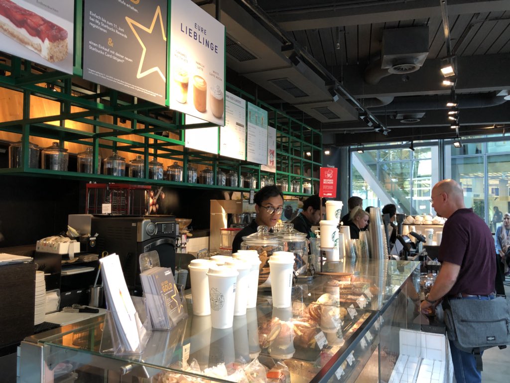 pokrath's tweet photo. Starbucks ที่ Sony Center (Berlin) มีสองชั้น ชั้นบนมีที่นั่งและมีปลั๊กสำหรับนั่งทำงานได้ เหมาะสำหรับนั่งทำงาน https://t.co/sDqOmyjC0D
