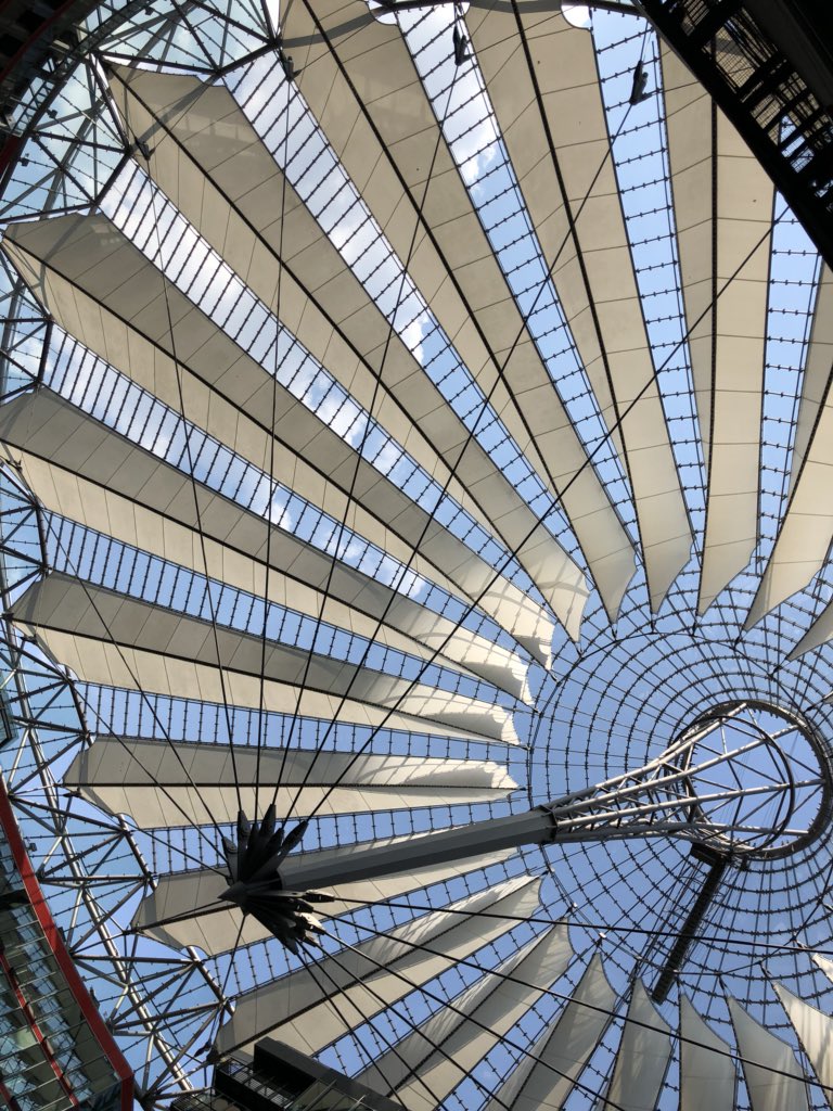 pokrath's tweet photo. Starbucks ที่ Sony Center (Berlin) มีสองชั้น ชั้นบนมีที่นั่งและมีปลั๊กสำหรับนั่งทำงานได้ เหมาะสำหรับนั่งทำงาน https://t.co/sDqOmyjC0D