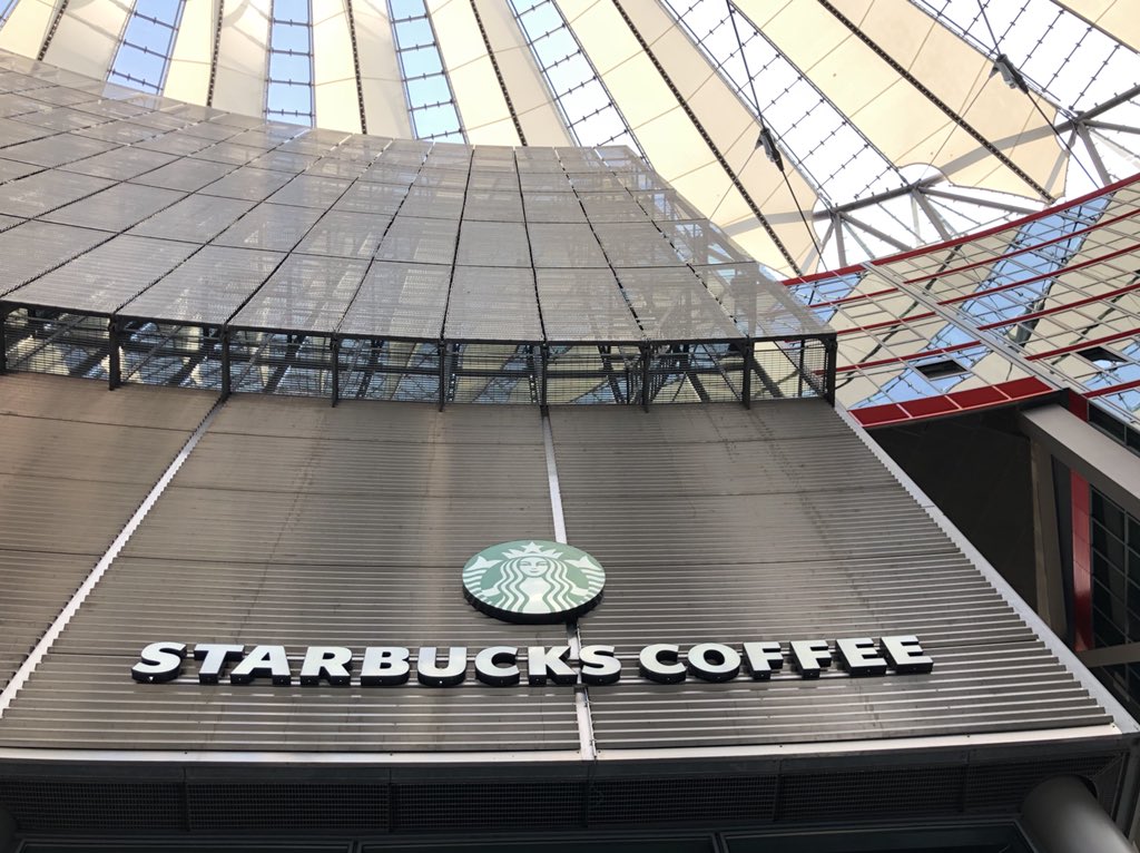 pokrath's tweet photo. Starbucks ที่ Sony Center (Berlin) มีสองชั้น ชั้นบนมีที่นั่งและมีปลั๊กสำหรับนั่งทำงานได้ เหมาะสำหรับนั่งทำงาน https://t.co/sDqOmyjC0D