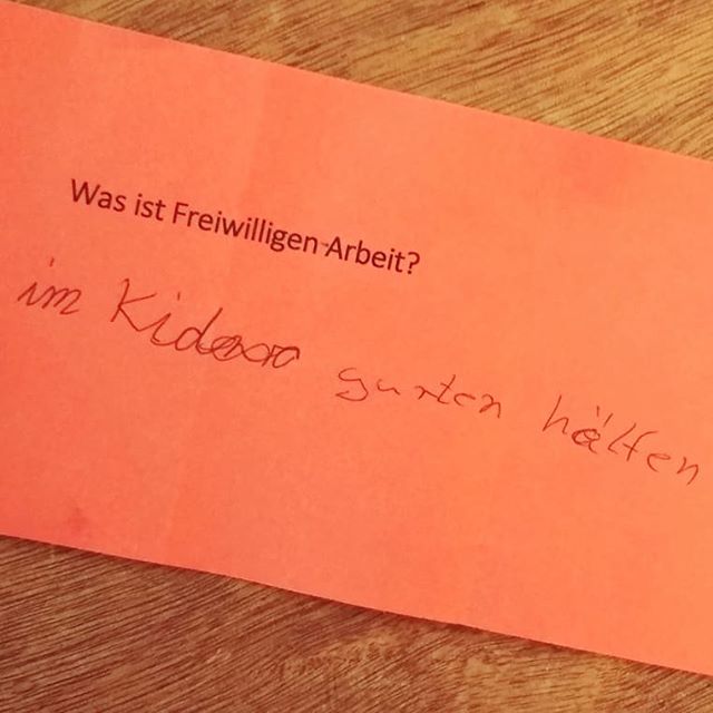 FrAg_Mitte's tweet photo. Sooo viele Antworten haben wir beim #FestDerNachbarn von Kindern auf Fragen rund um das freiwillige Engagement erhalten.. 👏😊 Hier eine Auswahl unserer Lieblingsantworten. 👨‍👧‍👦🦋🐈 #EngagementPerspektiven https://t.co/dUwsKyq5Ii