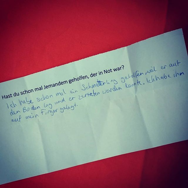 FrAg_Mitte's tweet photo. Sooo viele Antworten haben wir beim #FestDerNachbarn von Kindern auf Fragen rund um das freiwillige Engagement erhalten.. 👏😊 Hier eine Auswahl unserer Lieblingsantworten. 👨‍👧‍👦🦋🐈 #EngagementPerspektiven https://t.co/dUwsKyq5Ii