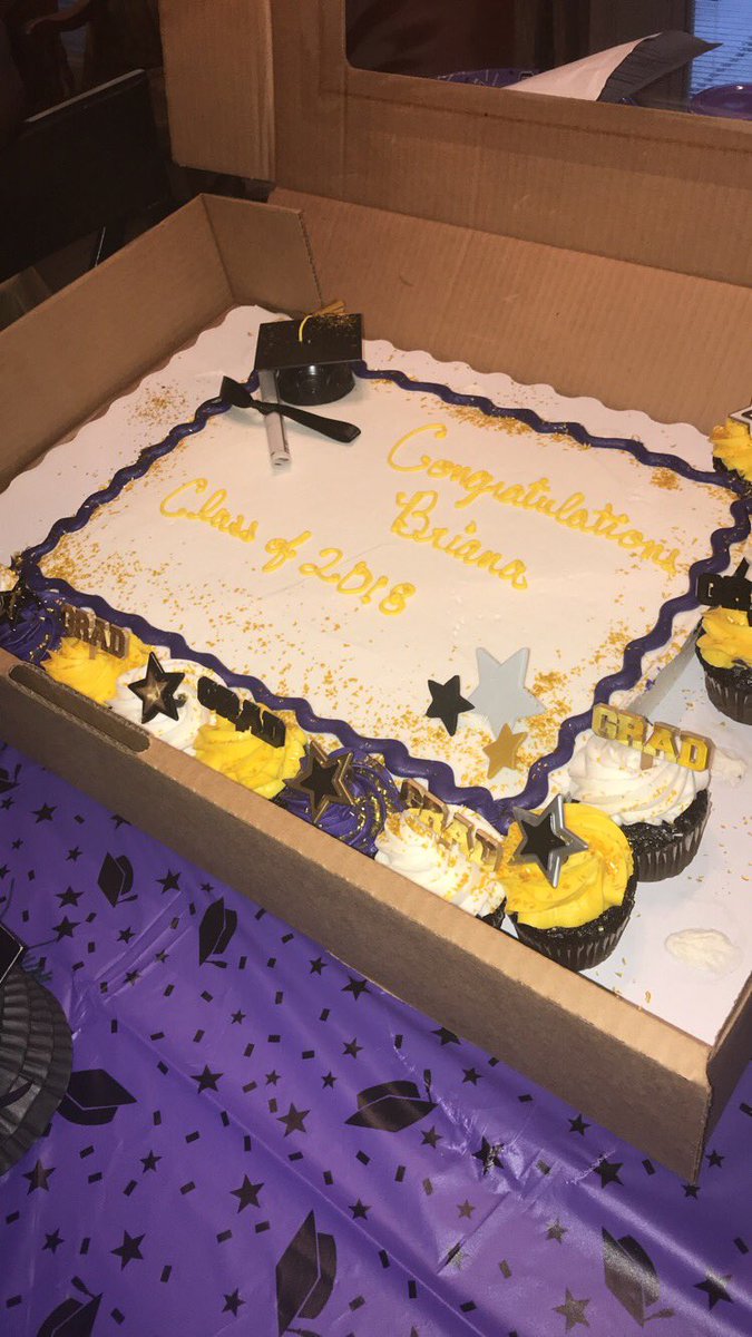 slayybri's tweet photo. Myyy cake #2k18Graduation ! https://t.co/aP17vkywVP