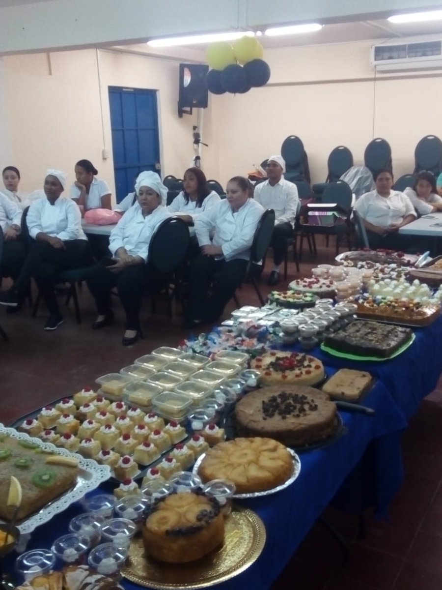 InadehOficial's tweet image. Participantes del Centro Bonifacio Pereira de El Chorrillo rinden homenaje a la Etnia Negra en la clausura del curso de Repostería. En la presentación de los deliciosos postres expositora Melva de Gooding dictó seminario: Contribución de la Etnia Negra a la Nación. #UnMejorInadeh