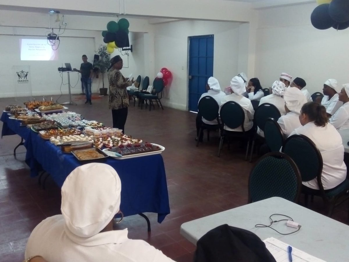 InadehOficial's tweet image. Participantes del Centro Bonifacio Pereira de El Chorrillo rinden homenaje a la Etnia Negra en la clausura del curso de Repostería. En la presentación de los deliciosos postres expositora Melva de Gooding dictó seminario: Contribución de la Etnia Negra a la Nación. #UnMejorInadeh