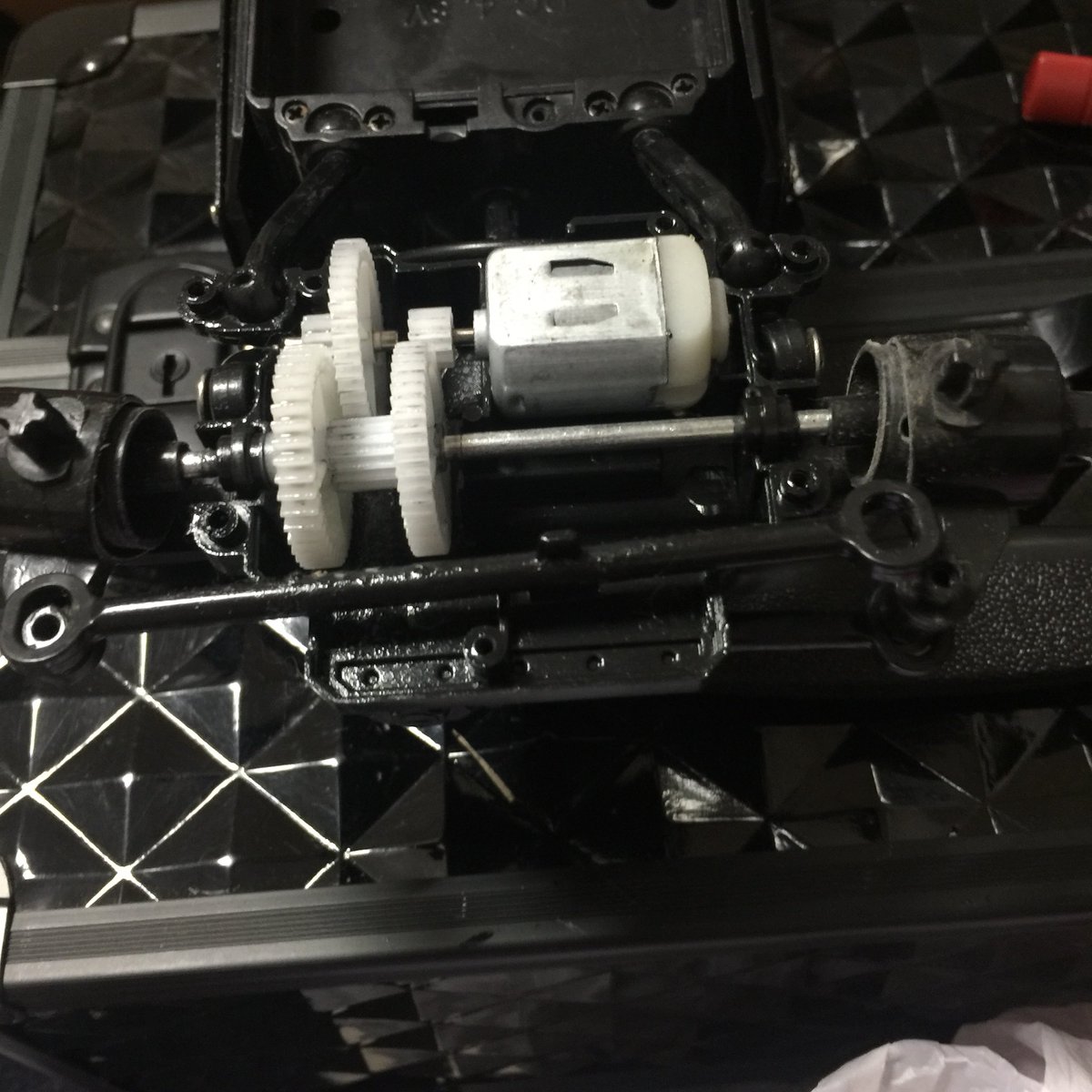 schwarz69omi's tweet photo. フロントはこんな感じ!
モーターピン削らなくてもいけそう!
#トイラジ #ラジコン #flytec
#ミニ四駆 https://t.co/4Vn1rDcu5z
