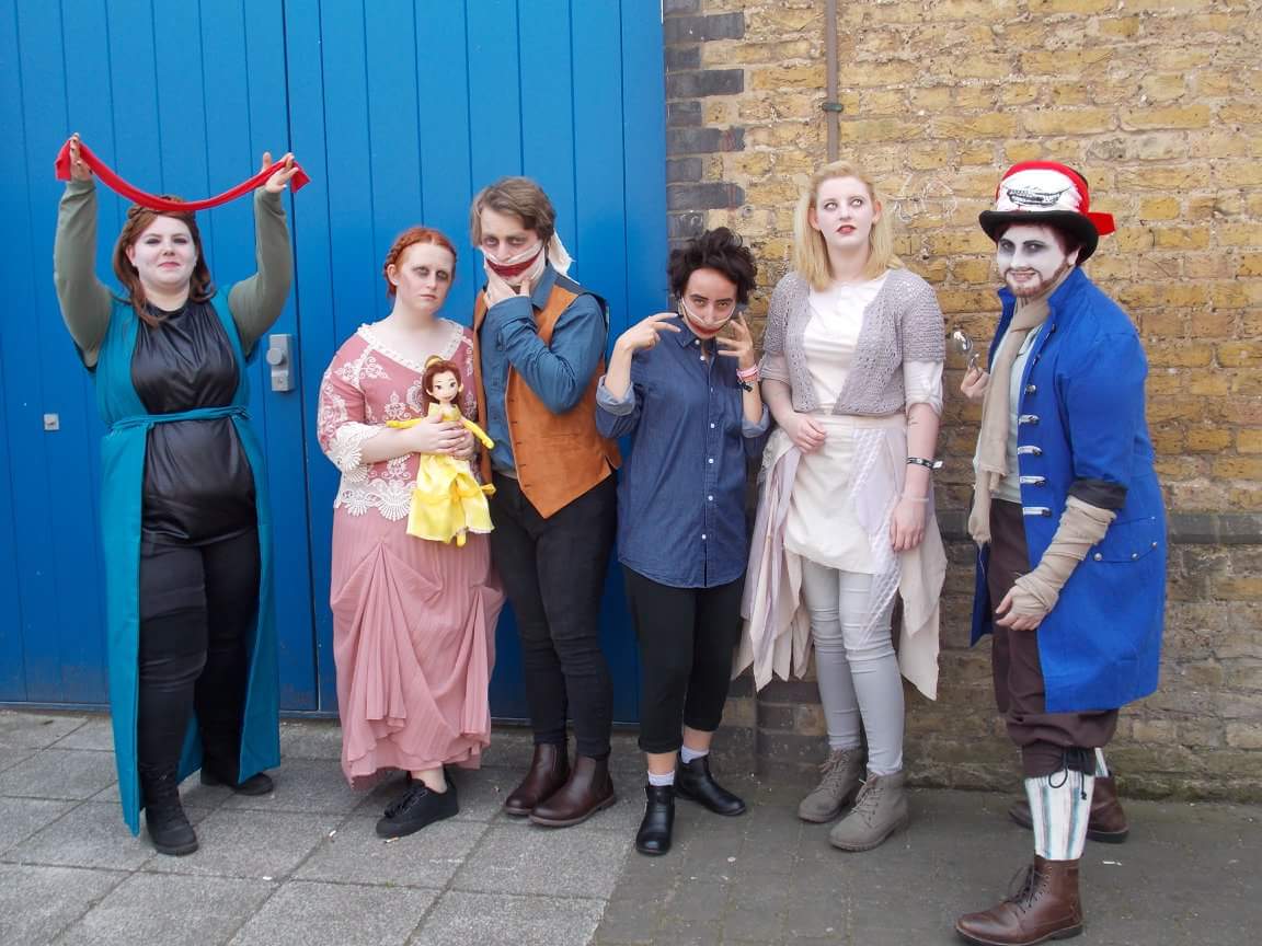 star_dazed_blue's tweet photo. The @grinningmanLDN meet on Saturday at @MCMComicCon 😁 it was so fun... apart from the heat. (Full versions and more on facebook at Stardazed Cosplay) #watchmesmile #stillgrinning #GrinningMan #MCMLondonComicCon #cosplay #musical #theatre https://t.co/4VtM5EMCFP