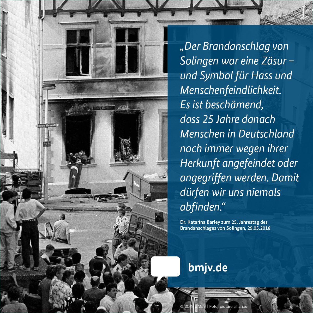 bmjv_bund's tweet photo. Heute vor 25 Jahren starben beim Brandanschlag von #Solingen fünf Mitglieder einer Familie. Das furchtbare Verbrechen mahnt uns auch heute noch, gegen Hass und Menschenfeindlichkeit anzugehen. https://t.co/i0pCTjgga9