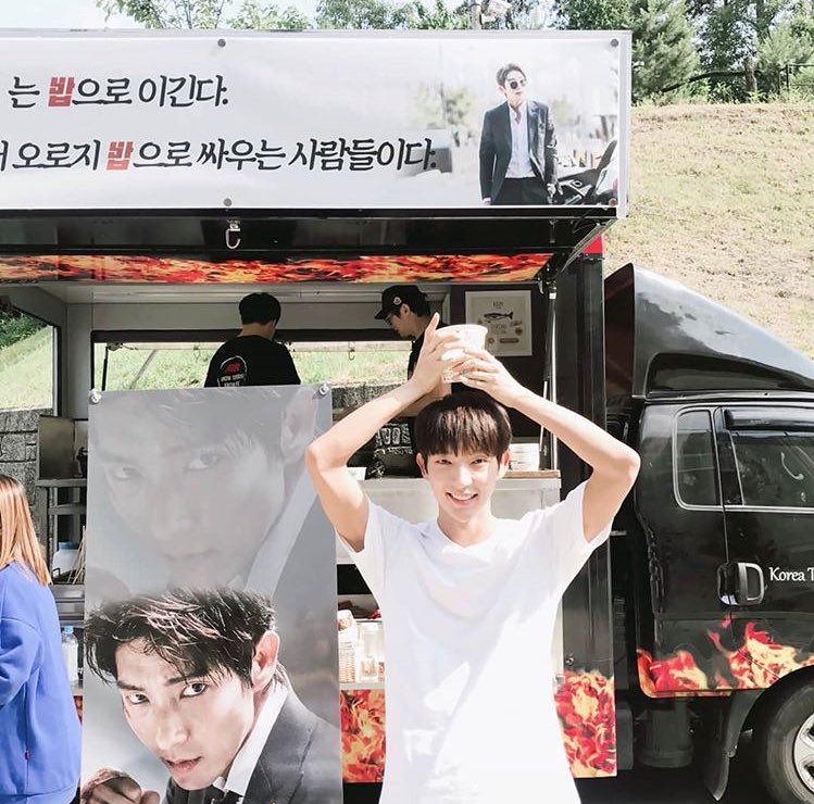 IUteamstarcandy's tweet photo. [TRANS] 180528 Actor Lee Joongi thanks IU for sending support food truck to the set of ‘Lawless Lawyer’

“Jieun-ah thanks~ 🤗😊 A gift that cheered all staff up🤘Your beautiful heart has touched me &amp; gave me strength~ Lawless power-wer-wer~~👍” https://t.co/6LXC3LgQDx https://t.co/FYOIk87Zxd