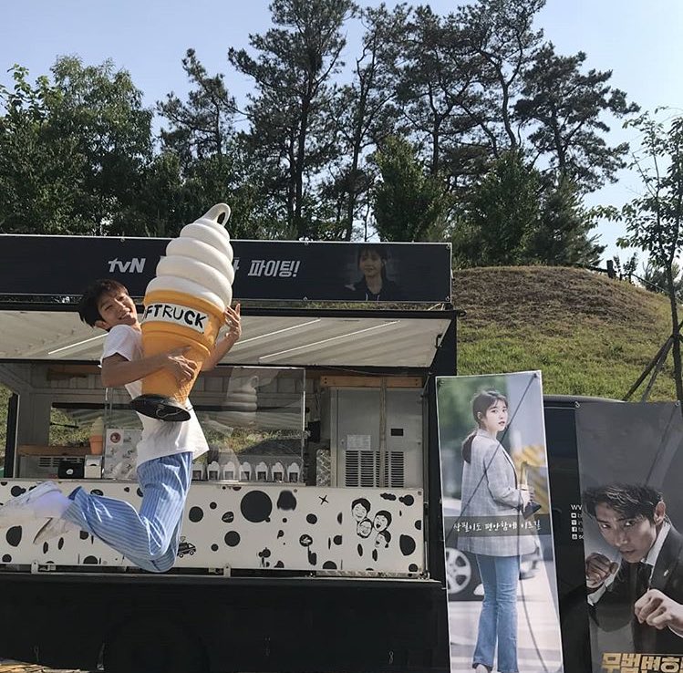 IUteamstarcandy's tweet photo. [TRANS] 180528 Actor Lee Joongi thanks IU for sending support food truck to the set of ‘Lawless Lawyer’

“Jieun-ah thanks~ 🤗😊 A gift that cheered all staff up🤘Your beautiful heart has touched me &amp; gave me strength~ Lawless power-wer-wer~~👍” https://t.co/6LXC3LgQDx https://t.co/FYOIk87Zxd