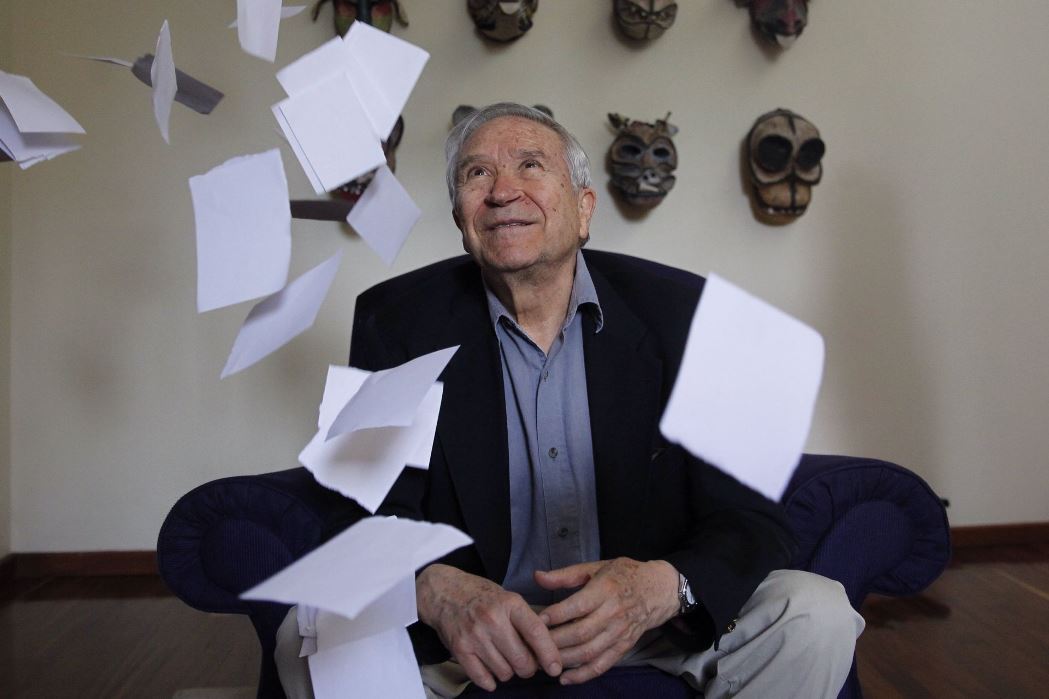 Homero Aridjis: "Contra la violencia hay que levantar un muro de poesía". El escritor mexicano acaba de publicar en su país el libro "La poesía llama", en el que rinde homenaje a algunos de sus autores preferidos