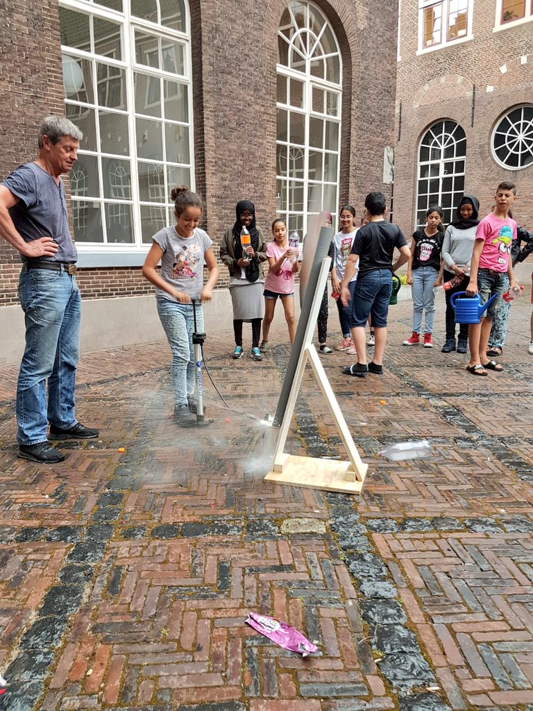 WeekendKlas JES (@weekendklas) on Twitter photo Groep 8 heeft het semester gesloten met een les van Vincent Icke. Het was geweldig!
<a href="/vincenticke/">Vincent Icke</a> @SterrewachtNL Groep 8 heeft het semester gesloten met een les van Vincent Icke. Het was geweldig!
<a href="/vincenticke/">Vincent Icke</a> @SterrewachtNL