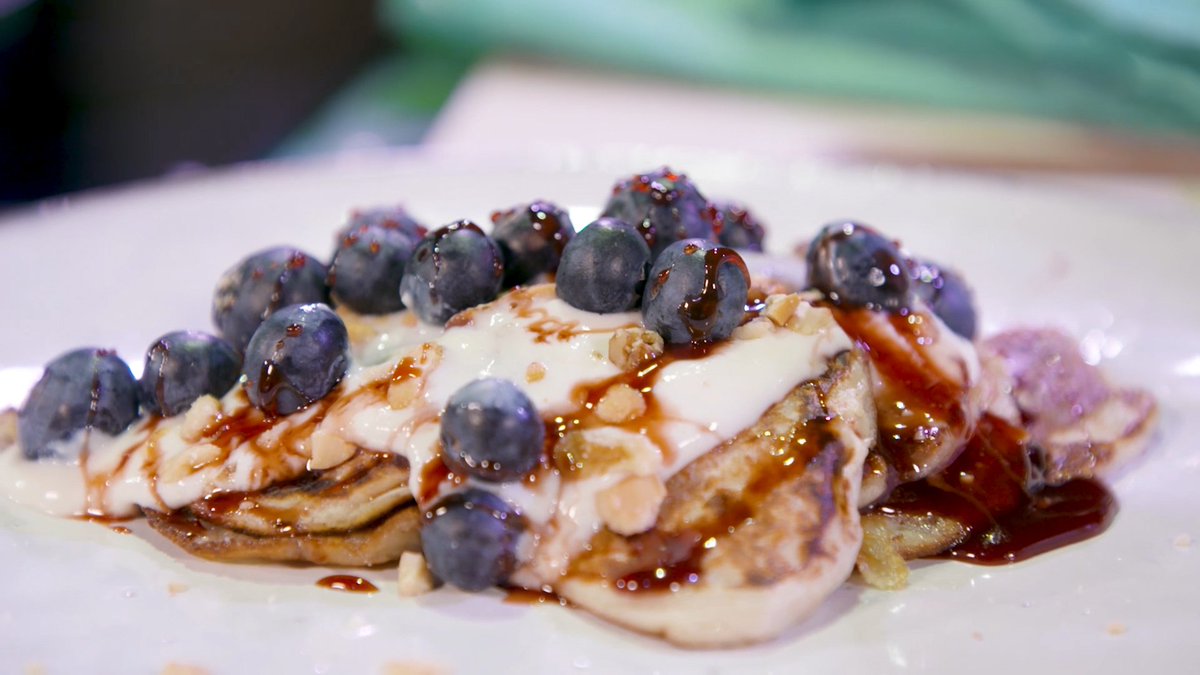 Ontbijten met pannenkoekjes. Mmm! Door deze heerlijke goudbruine schijfjes ben je de rest van de dag vrolijk. npo3.nl/pannenkoeken-b…