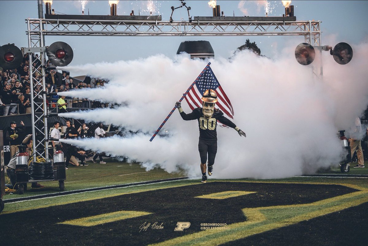 JeffBrohm's tweet photo. A person that will give their life for not just people they know, but also for the people they don't know, is the definition of a hero. Thank you to those that gave the ultimate sacrifice for our freedom. #MemorialDay🇺🇸🇺🇸🇺🇸 https://t.co/ibnMjehT3l