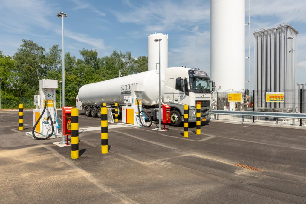 Shell_Nederland's tweet photo. Een Europees #ShellLNG netwerk voor vrachtwagens is een feit. Vandaag openen we het eerste station in België.  In de komende 12 maanden zal Shell meer LNG stations voor vrachtwagens openen in Europa. 
https://t.co/AGylLp2MwO https://t.co/sjuBjWxXSL