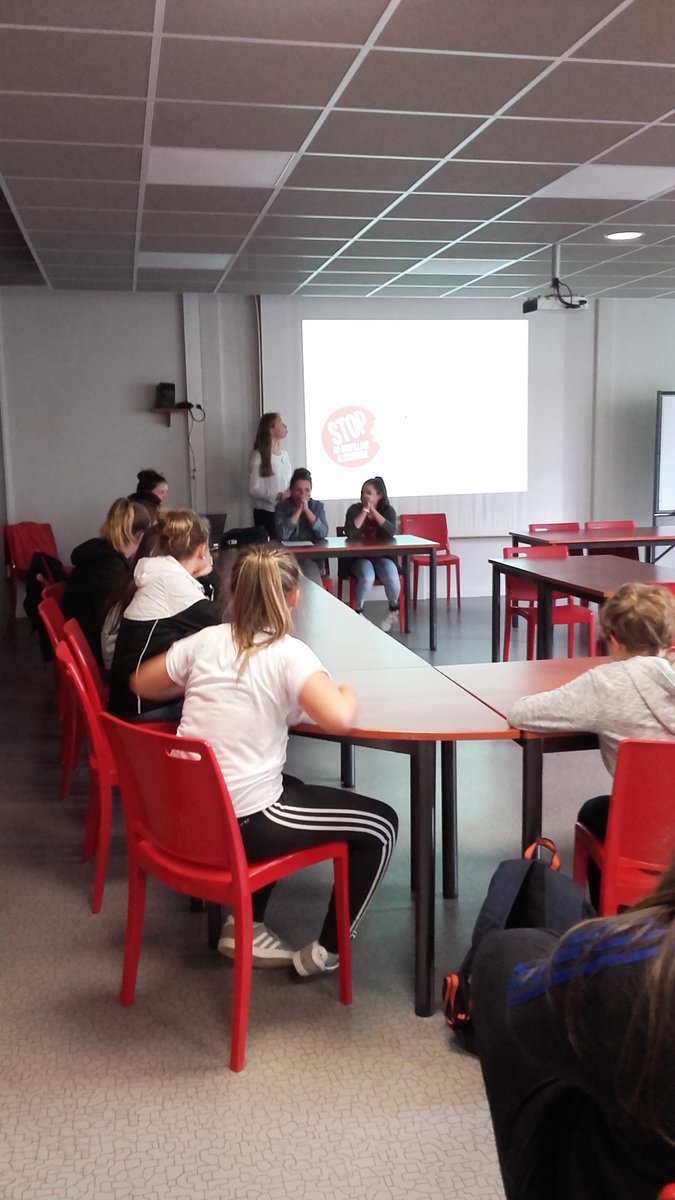EmileMale's tweet photo. Les éco délégués ont présenté leur diaporama "gaspillage alimentaire"aux délégués de classes et suppléants lors de la pause méridienne. Suite à la prochaine étape !
#Allier
#dsden03
@acclermont
#gaspillage alimentaire
#EDD https://t.co/1uV1NGJII7