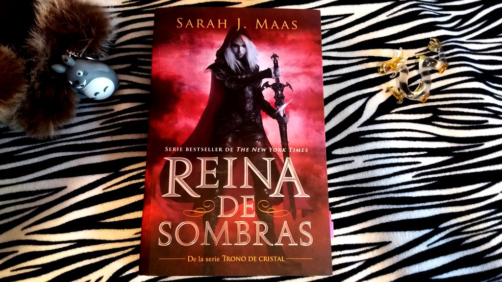 Ana_Li25's tweet photo. Terminada la #Librofest2 vuelven las reseñas: Reina de sombras 4 tomo de Trono de Cristal #ToG de @SJMaas disponible en el blog ¡Conoce como evoluciona la historia de Celaena! 😱 ⚔️
Link: https://t.co/YEVQci5KWa
Muchas gracias a @megustaleeruy por el ejemplar 💖 https://t.co/3XSNXTAqpC
