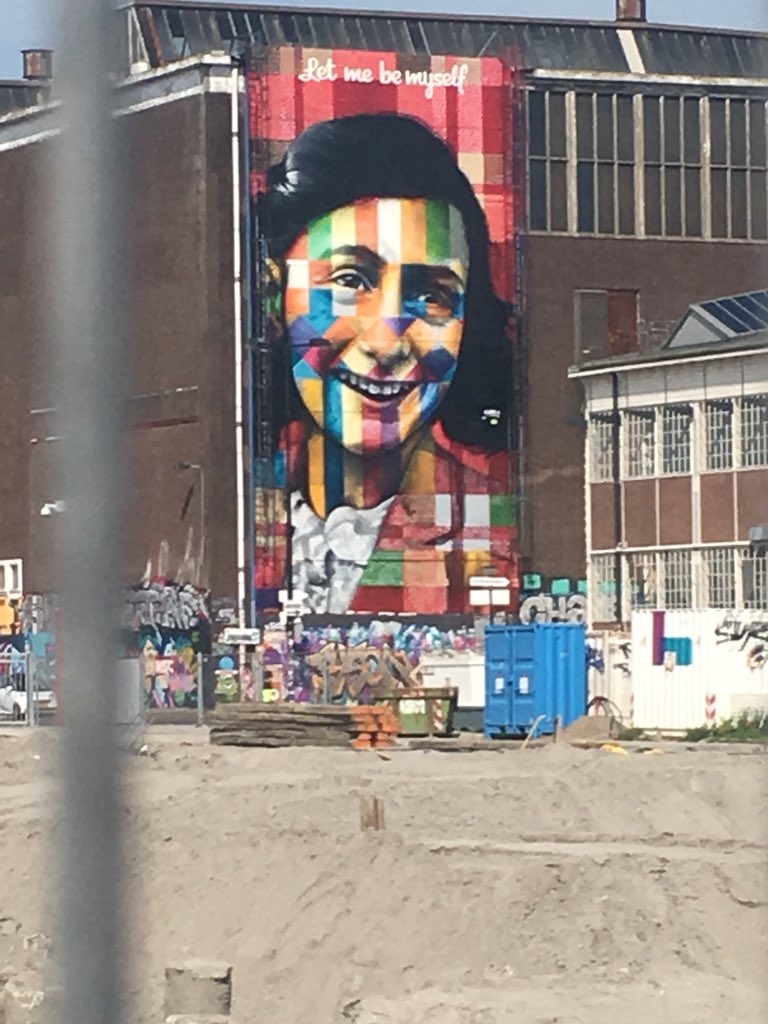 Prachtig kunstwerk in Amsterdam-Noord: let me be myself met Anne Frank. Mooie binnenkomer bij het bezoek aan de stigmabeweging in Amsterdam.