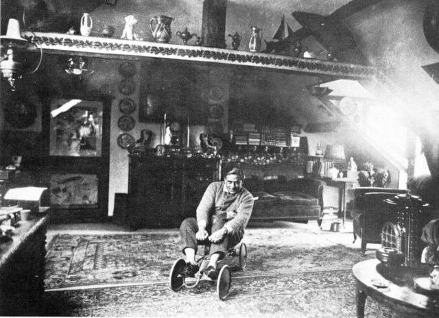 museegranet's tweet photo. ◤ PICABIA a dit ◢

" Un esprit libre prend des libertés même à l'égard de la liberté."
▶ Photo de Picabia en 1922 dans sa Maison rose au Tremblay-sur-Mauldre. © Bibl. Litt. Jacques Doucet. 
Dès le 9 juin, exposition Picasso Picabia : https://t.co/ew9Qg86xwq https://t.co/Jt2AozyhrX