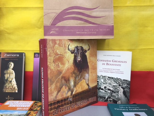 libreriaalfonso's tweet photo. En Benavente (Zamora) empiezahoy la semana del #toroenmaromado2018 y nuestro escaparate @libreriaalfonso se viste de #FIESTA https://t.co/F1Shl9OKit