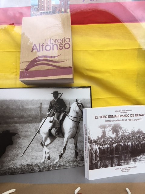 libreriaalfonso's tweet photo. En Benavente (Zamora) empiezahoy la semana del #toroenmaromado2018 y nuestro escaparate @libreriaalfonso se viste de #FIESTA https://t.co/F1Shl9OKit