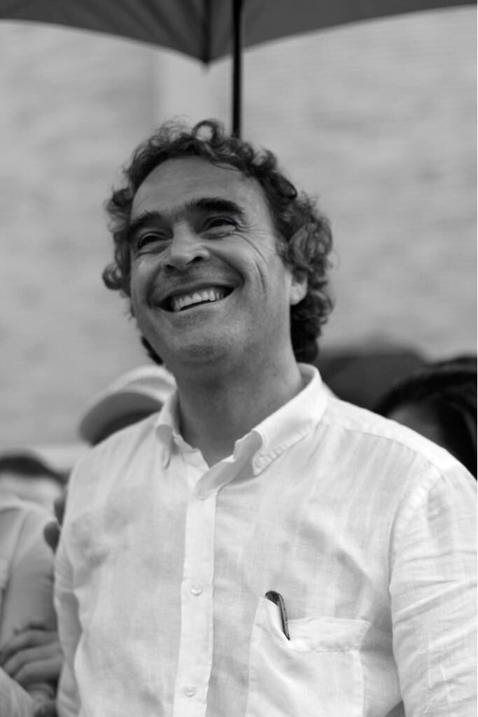 afajardoa's tweet photo. ‘El mundo no se cae, se mueve un poquito pero está demasiado grande para caerse’ // ‘No se olviden que en esto uno se cae pero se vuelve a levantar. No se ensañen con el que está abajo ni se obnubilen con el que está arriba, son posiciones pasajeras’ @sergio_fajardo en el cierre. https://t.co/rKPTlNXY7b