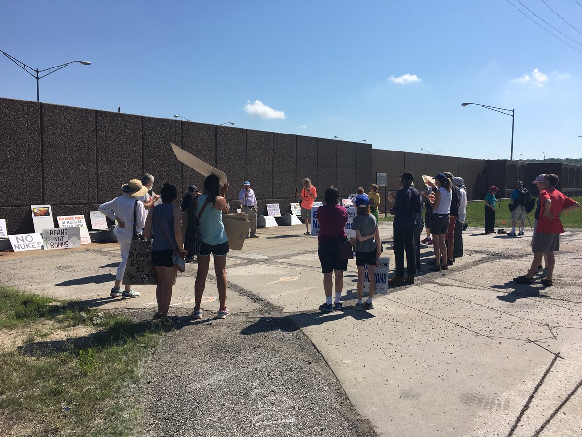 ArtSmithApostle's tweet photo. Come join us in Grandview at 11am. @nuclearban #peaceworkskc #KCNukeMarch18 https://t.co/8474waQ2tL